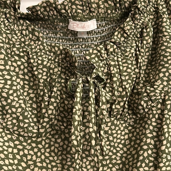 Green Print Smocked Going out Top, Medium NWOT - Picture 4 of 7